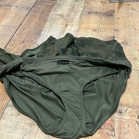 Lululemon Run: Speed Short *4-way Stretch
Savasana Camo Fatigue Green 8 - Picture 10 of 14